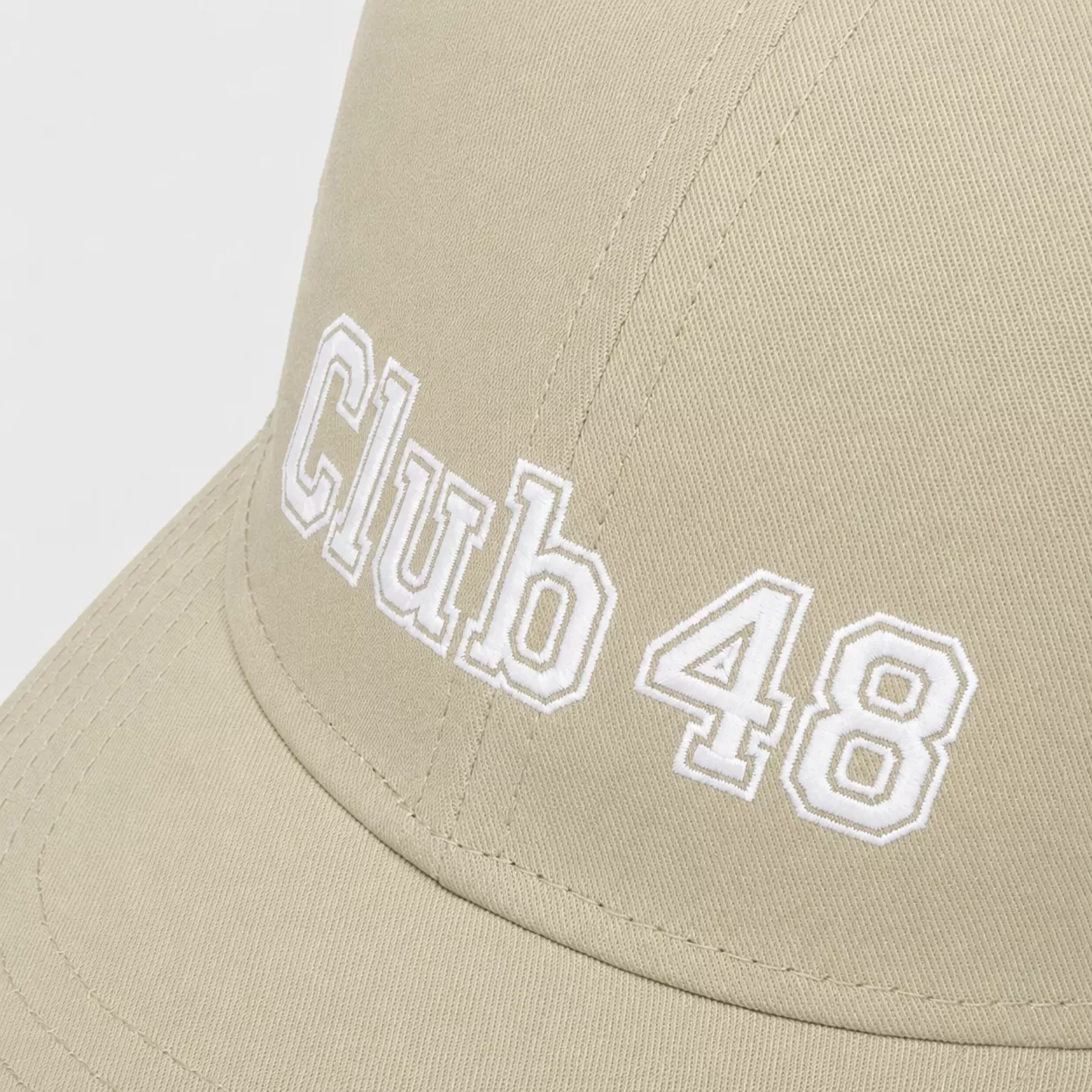Logo brodé sur casquette par MAISON 48