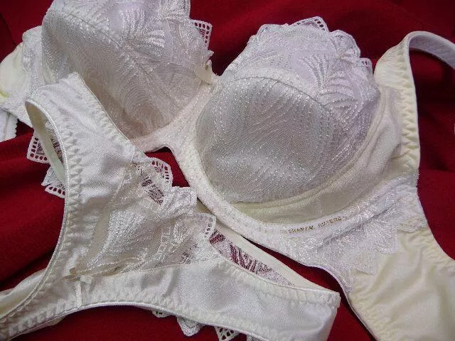 ensemble de lingerie en satin ivoire doré
