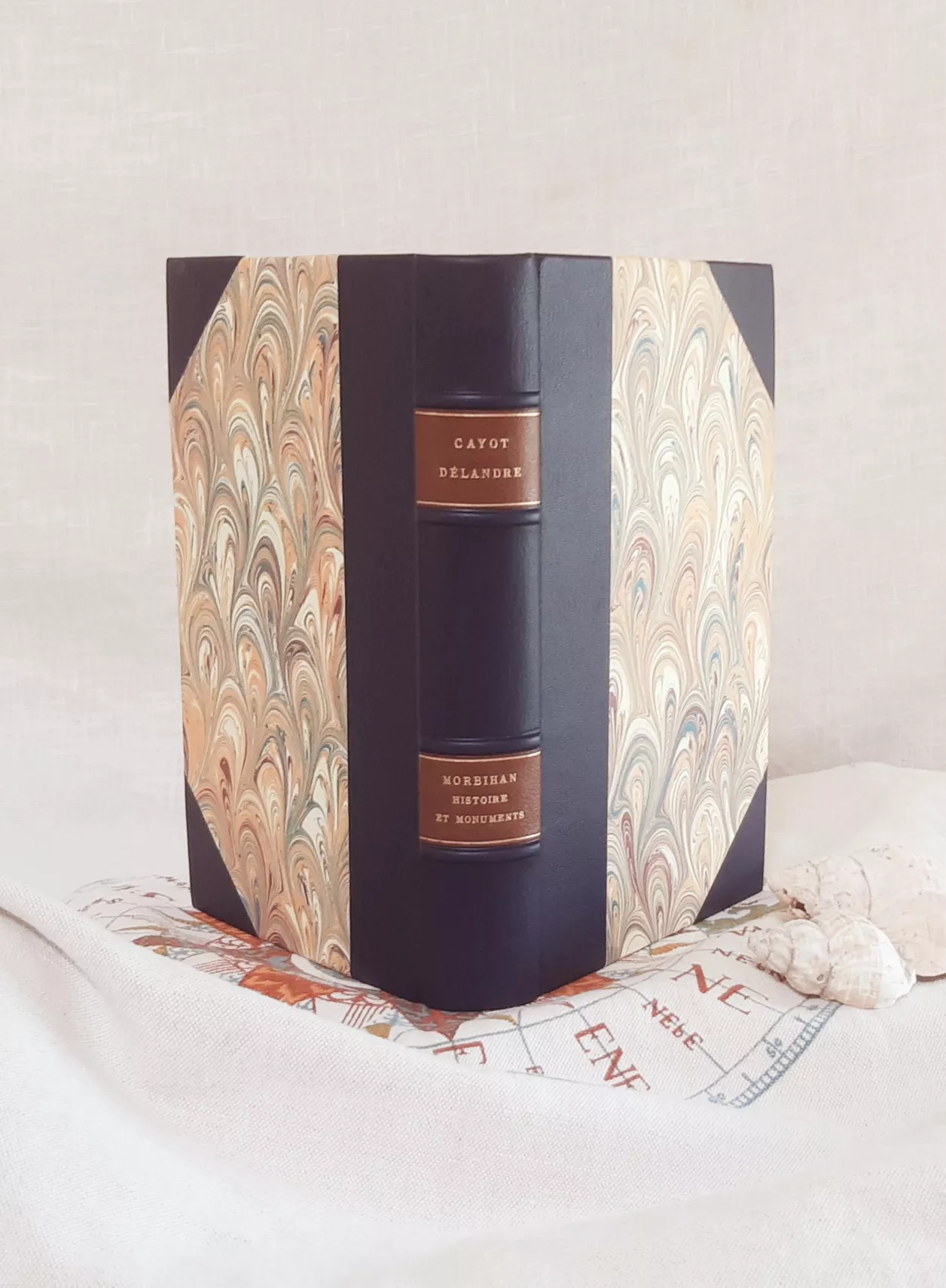 Livre relié à la française demi-cuir à coins