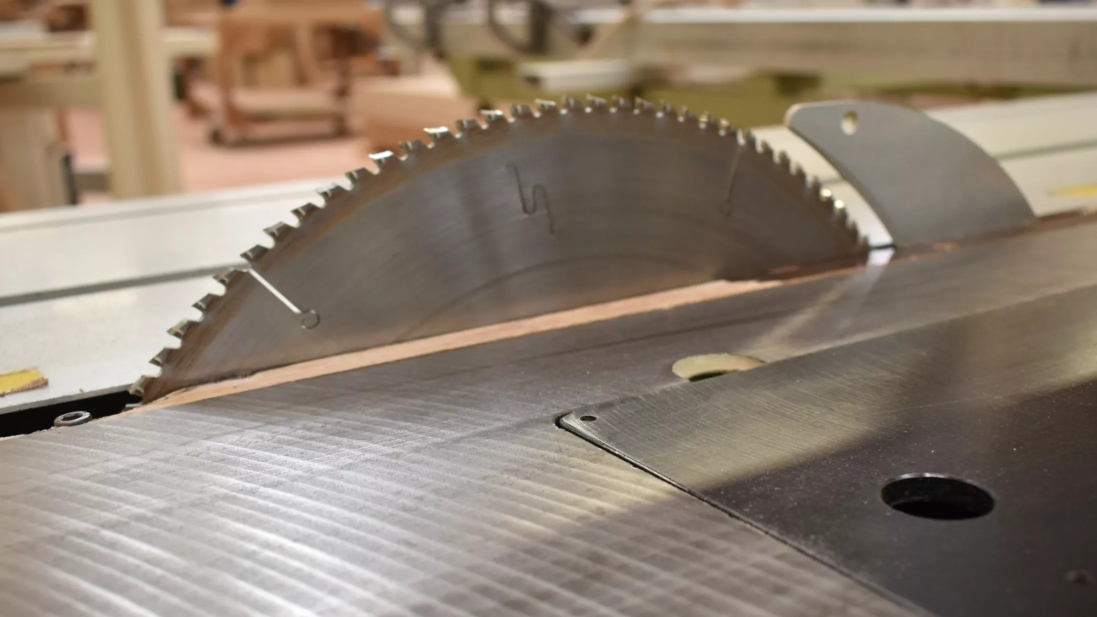 Découpe du bois dans l’atelier TRIADE pour la fabrication de coffrets et écrins sur mesure