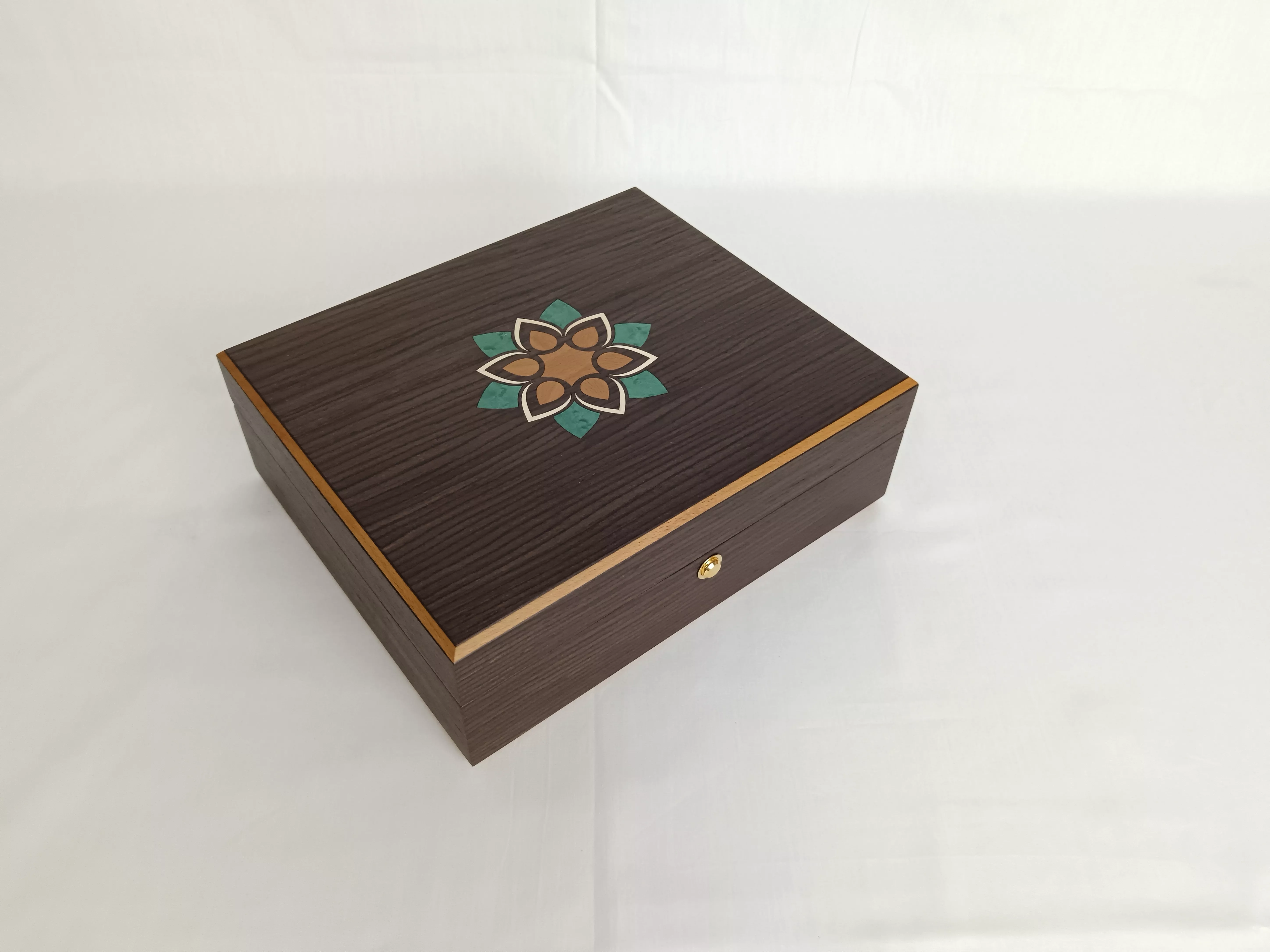 Coffret en bois TRIADE avec marqueterie décorative, fabrication française sur mesure