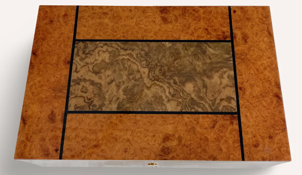 Placage en loupe d’amboine et noyer utilisé pour la fabrication d’un coffret en bois TRIADE