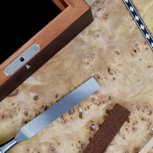 Travail de précision et assemblage dans l’atelier TRIADE pour la fabrication de coffrets en bois sur mesure