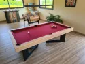 Salle de jeu avec billard Break finition chêne naturel et Baby foot.