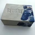 beurrier en grès crème avec un décor en camaïeu de bleu