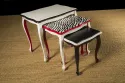Tables gigognes rénovées avec décor motifs zèbre peints à la main, création originale de l'Atelier Bleu Marline