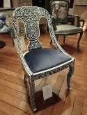 Chaise Empire décorée inspiration anglo-indienne