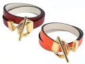 Bracelets réversibles en cuir collection Dikha : double tour (rouge/gris perle et orange /gris perle). Fermoir en acier inoxydable finition PVD doré.
