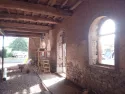 pose d'un enduit correcteur sur une ancienne chapelle en bauge 