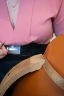 Artisane Lappara réalisant une Couture main au point sellier