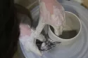 Tournage du grès blanc. Atelier de Morgane Thomassin Céramiste à Bayeux