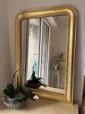Grand miroir Louis Philippe en bois doré à la feuille d'or à décor gravé de frises de grecques brillantes sur fond mat