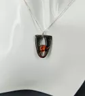 Pendentif en émail émeraude avec une bille de verre orange
