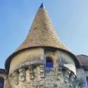 Une des 4 tours du château de Vieillecour à Saint-Pierre-de-Frugie, récemment recouverte en bardeaux de châtaignier