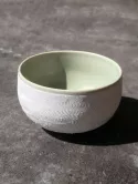 Bol enporcelaine, terre nue et texturée sur l'extérieur, émail céladon satiné à l'intérieur