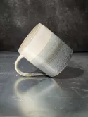 Mug en grès blanc, émaillé avec un effet dégradé gris-blanc mat