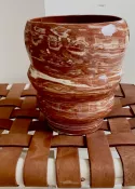 Vase marbré terracotta & blanc, tourné puis travaillé dans la masse. Motif spontané, unique à chaque pièce, inspiré des terres et lumières du Sud.