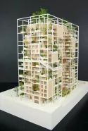 Maquette d'une tour en bois entourée d'une structure cage blanche avec de nombreuses jardinières et plantes