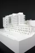 Maquette du bâtiment traité en peinture blanche, vue sur le parking et un côté