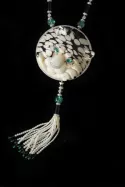 Pendentif en bois pétrifié de la Maison Cartier