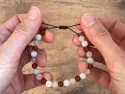 Réalisation d'un bracelet en pierres naturelles sur cordon ajustable