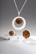 Kokobelli le semeur de bijoux parure en ivoire vegetal et pomme de pin