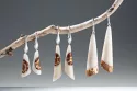 Kokobelli le semeur de bijoux boucles d'oreilles en ivoire vegetal et pomme de pin