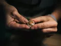 Kokobelli le semeur de bijoux mains et inclusion ivoire végétal et pomme de pin