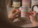 Confection manuelle d'une bougie parfumée par Marie SEGUIN