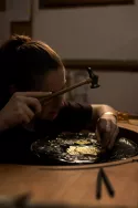 Geste de ciselure à l'établi