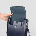 Pochette en cuir moulé