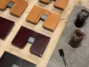 Teinture des tranches d'une série de portefeuilles