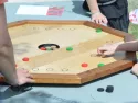 Le trou noir, un jeu en bois primé sous le nom de Black Hole par la maison du Billard. Cet exemplaire est fabriqué en bois de récupération par T'envoies du Bois ! dans la région toulousaine.