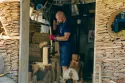 Préparation du débitage de planchettes dans un quartier de bois, atelier la Ramée Vosgienne