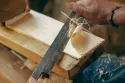 Travail d'une planchette à la plane, atelier la Ramée Vosgienne