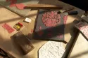 Inscriptions et décors en cire en cours d'élaboration