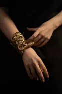 Le Serpent qui danse, manchette ciselée en laiton et en argent, dorée à l’or fin.