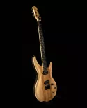 Guitare électrique à manche traversant, réalisée avec un corps et une touche en wengé, associés à une table en frêne entièrement sculptée à la main. Le contraste entre les deux essences souligne les courbes et les volumes de l’instrument. Les micros ont également été conçus, bobinés et assemblés artisanalement à l’atelier, illustrant une maîtrise globale de la fabrication, depuis la structure en bois jusqu’à l’amplification.