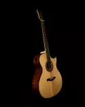 Guitare acoustique Grand Auditorium à pan coupé, réalisée avec une table en épicéa de Sitka, des éclisses en bubinga et une touche en ébène. Le contraste entre la clarté de la table et les nuances profondes du bubinga souligne les lignes contemporaines de l’instrument. Le pan coupé facilite l’accès aux registres aigus, tandis qu’une ouverture acoustique intégrée à l’éclisse permet au musicien de mieux percevoir le son de la guitare pendant le jeu.