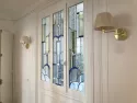 Création de vitrail d'intérieur sur mesure par France Vitrail International, fenêtre à trois battants aux motifs Art Déco en verre teinté et double vitrage.