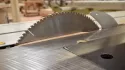 Découpe du bois dans l’atelier TRIADE pour la fabrication de coffrets et écrins sur mesure