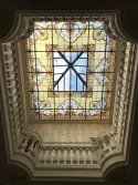 Création de vitrail de plafond et coupole à Paris par France Vitrail International, verrière d'art classique à motifs d'arabesques dorées.