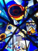 Création sur mesure de plafond en vitrail abstrait contemporain à Paris par France Vitrail International, composition géométrique en verre teinté bleu, rouge et jaune.