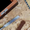 Travail de précision et assemblage dans l’atelier TRIADE pour la fabrication de coffrets en bois sur mesure