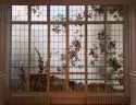 Verrière d'intérieur peinte à la main aux motifs de fleurs et feuillages, rénovation de vitrail d'art pour appartement particulier à Paris par France Vitrail International.