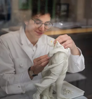 Restauratrice d'objets d'art