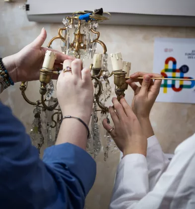 Restauration d'un lustre à l'atelier Marine Fagetton pendant les JEMA 2024