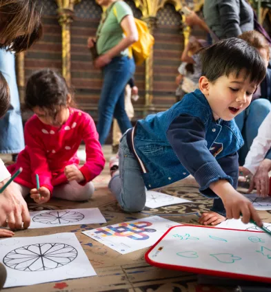 Enfants à un atelier vitrail à la sainte chapelle