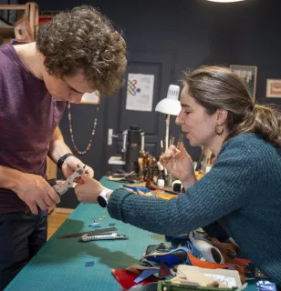 Initiation à la maroquinerie à l'atelier Dimanche pendant les JEMA 2024