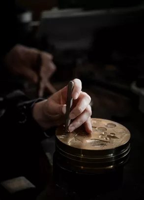 Claire Narboni - graveur-médailleur - Monnaie de Paris © Julie Limont